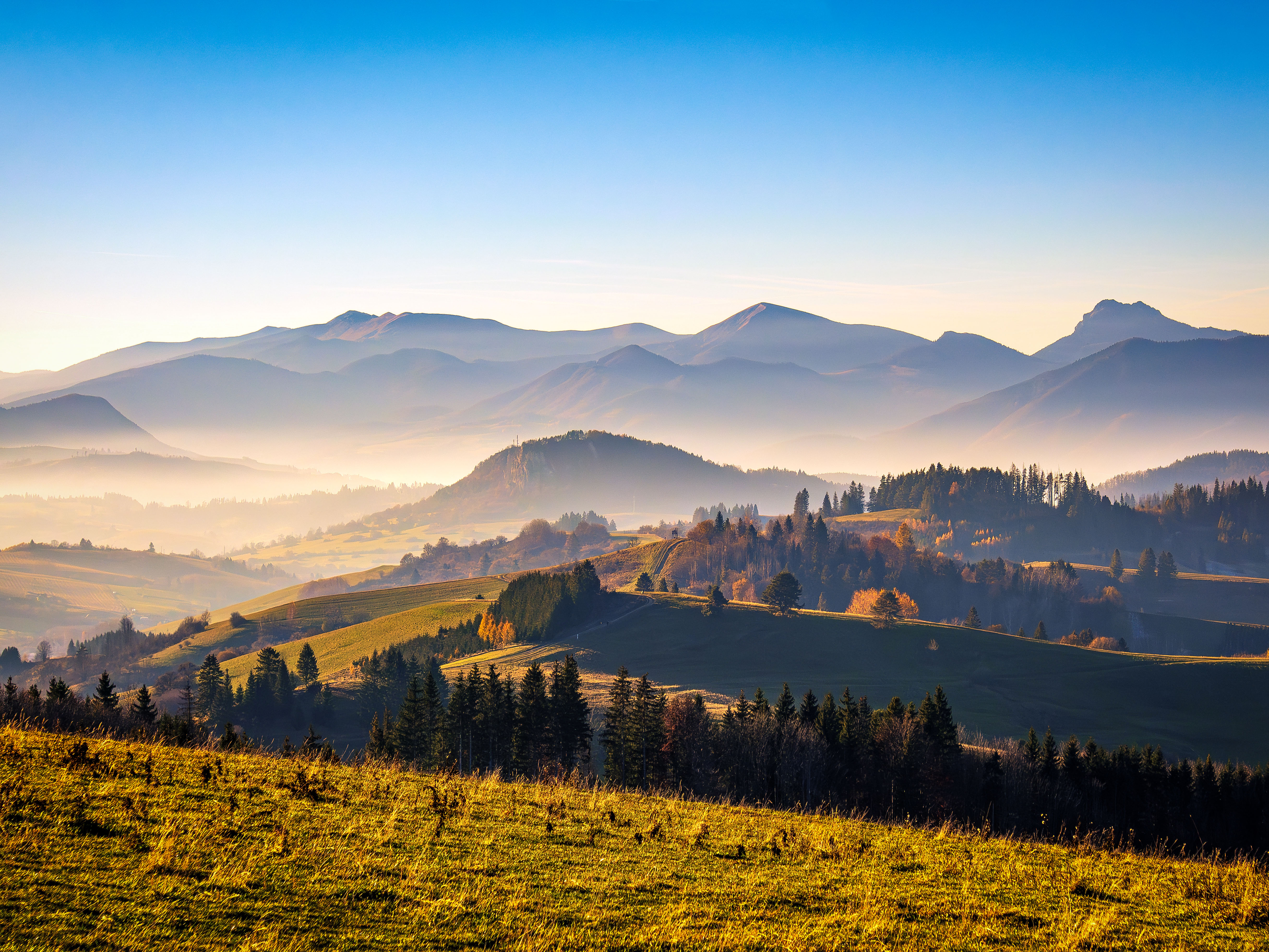 Západ slnka nad kopcami Oravy s výhľadom na pohorie Malá Fatra
