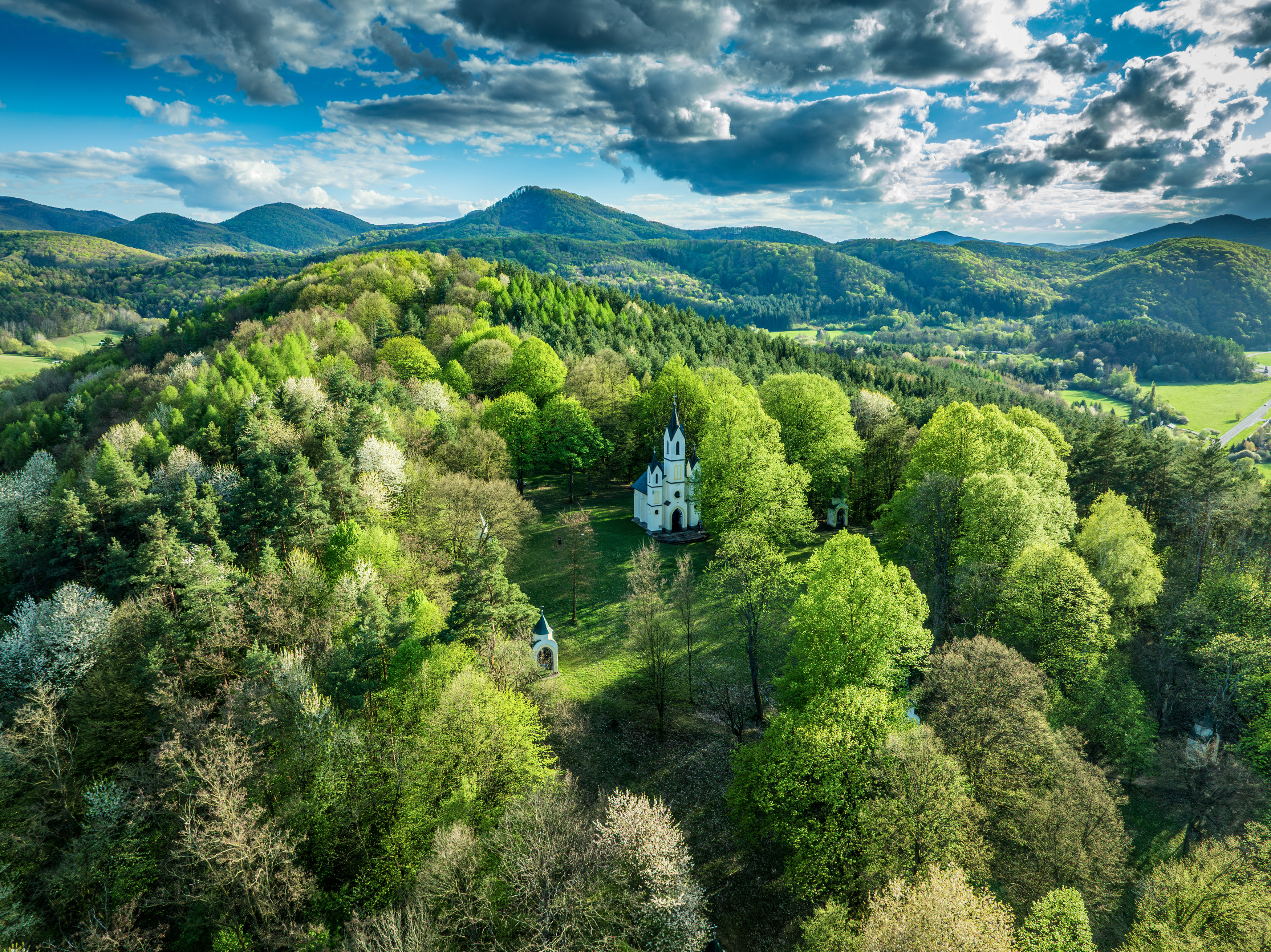 Kalvária pri Hliníku nad Hronom obklopená jarnou prírodou, pohľad z dronu