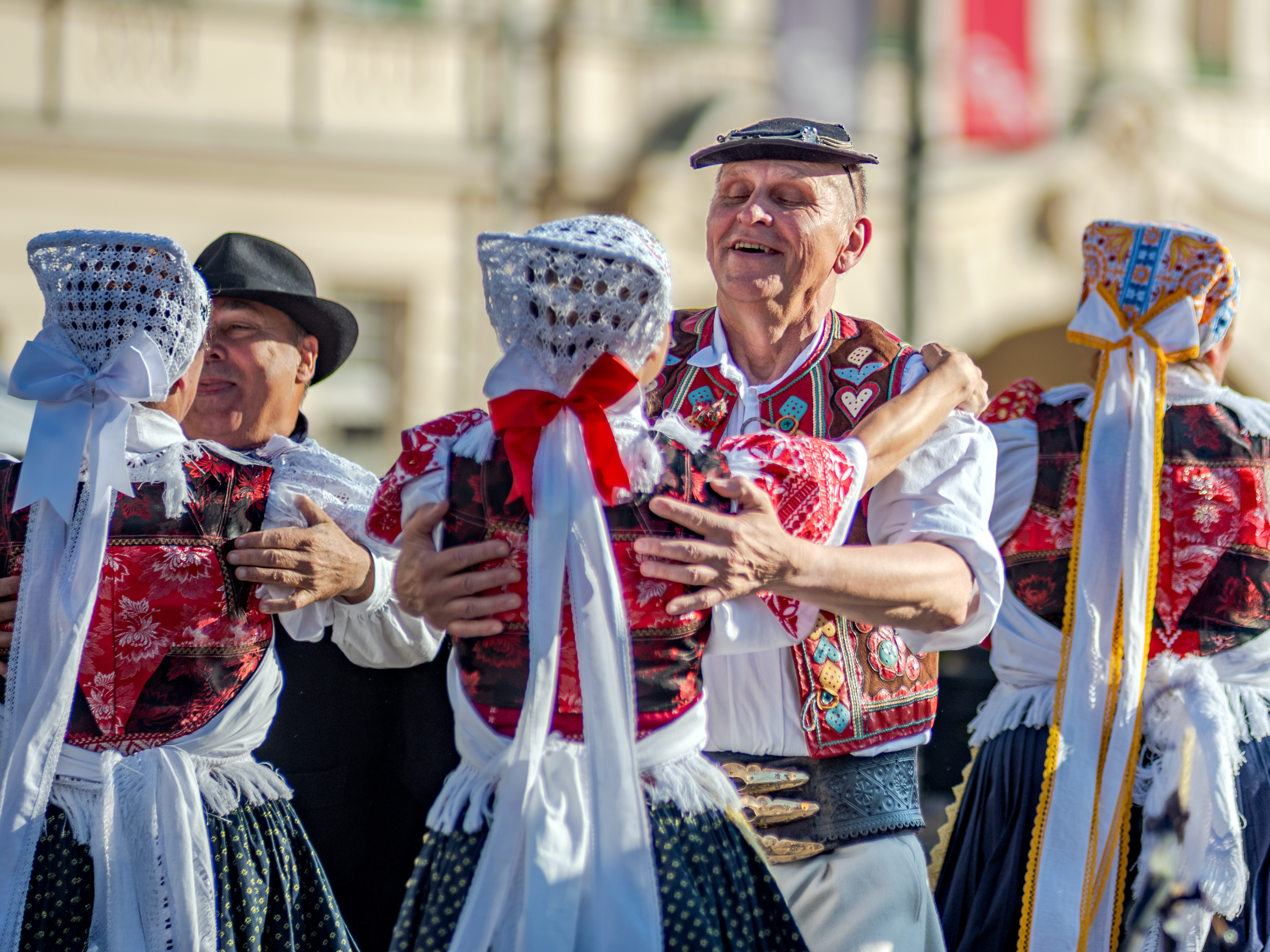 Tradičný slovenský folklórny tanec v krojoch počas kultúrneho podujatia