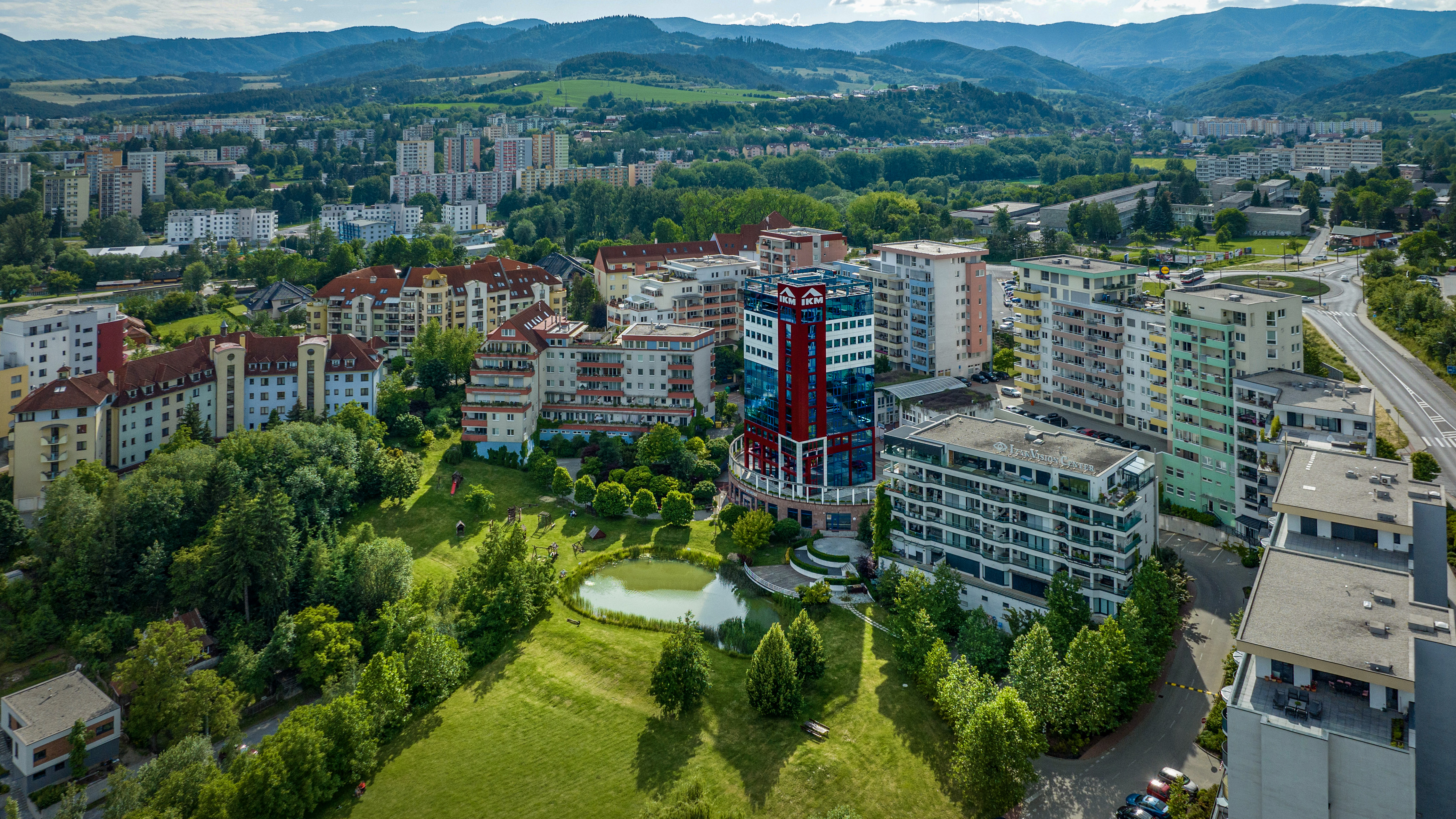 Vizualizácia bytového domu z dronu pre realitnú inzerciu